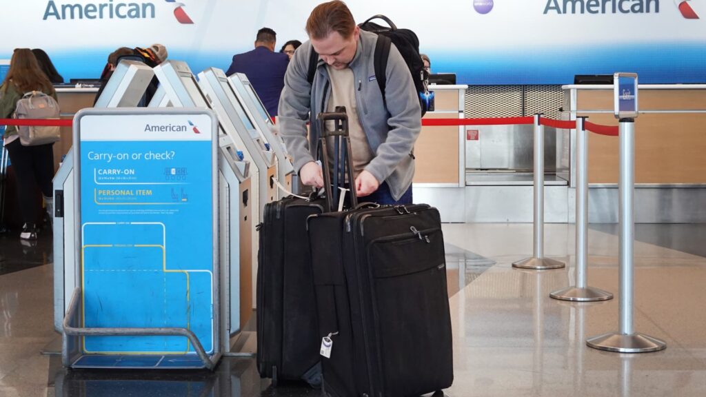 American Airlines raises bag fees, limits miles for travel agency bookings