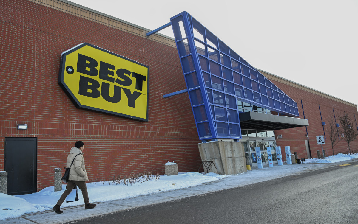 Best Buy Q2 beats estimates, warns of tariff impact; buyers 'thoughtful' on costly items