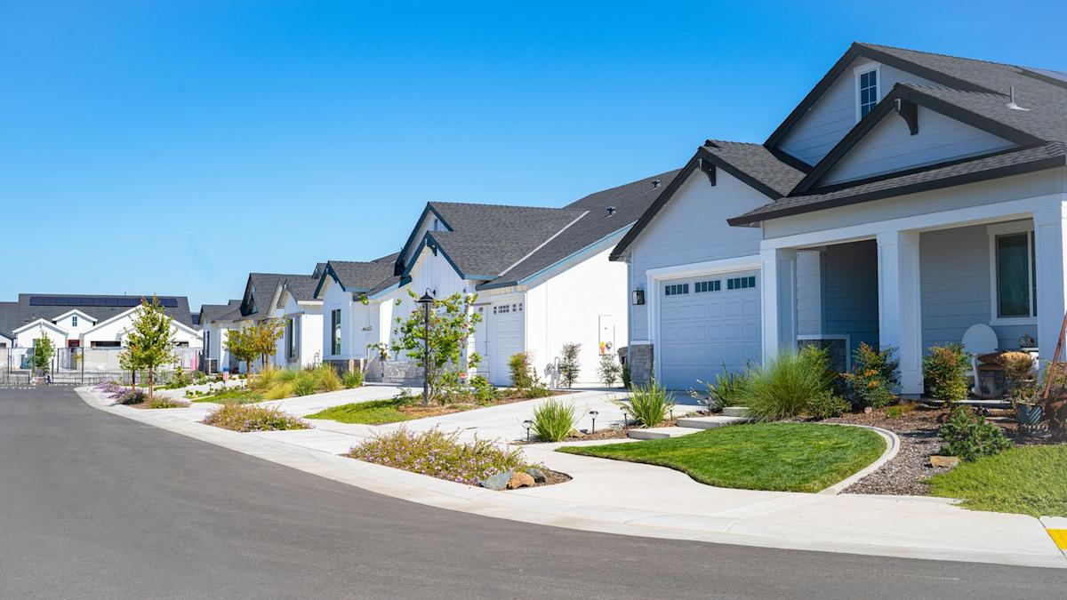 1 Top Stock to Buy That Will Likely Benefit From Declining Interest Rates
