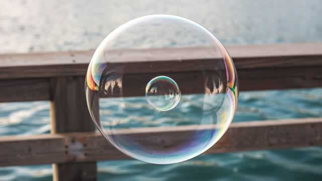 Bridgewater founder Ray Dalio: Market is showing signs of a bubble