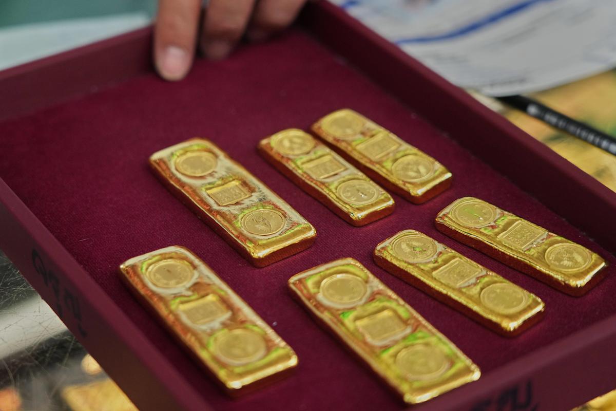 Gold falls to $5,000, silver tumbles 14% as precious metals rally come to a halt